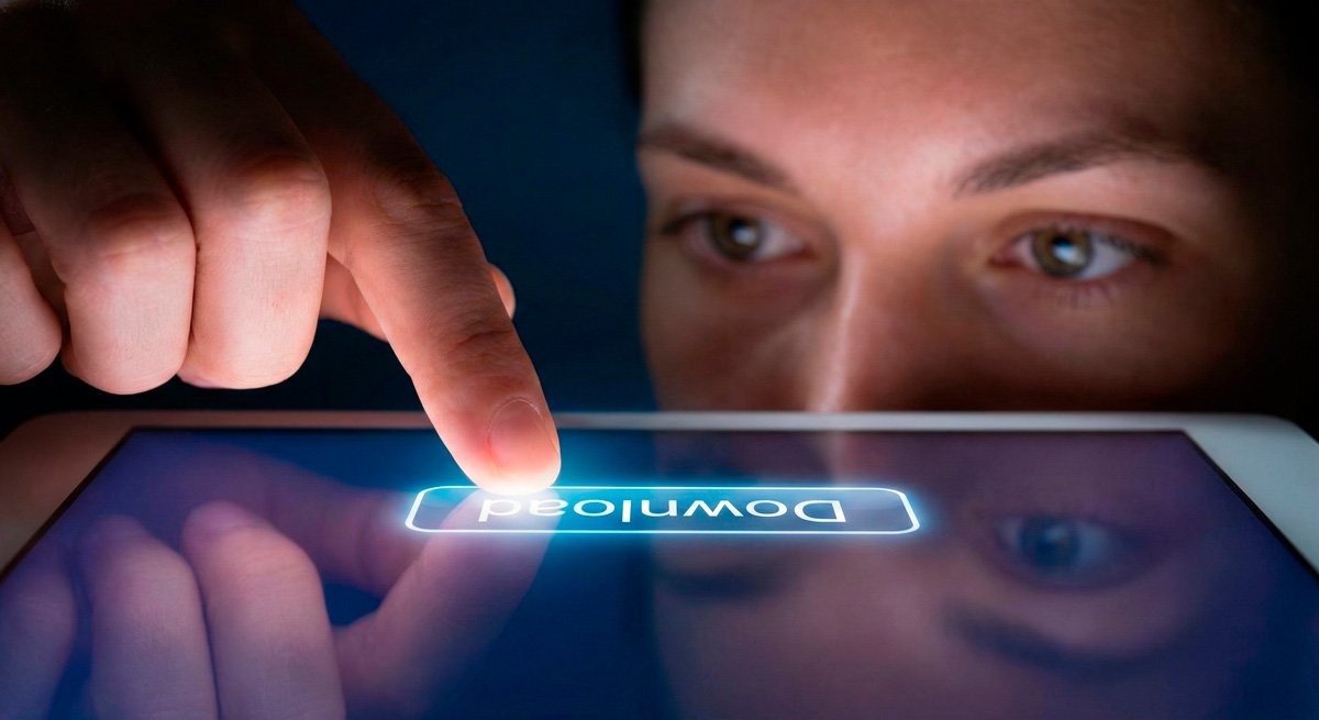 Um close-up focado e íntimo de uma pessoa interagindo com a tecnologia, prestes a tocar um botão de "Download", representando o momento decisivo da conversão.