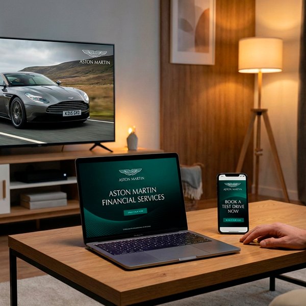 Publicidade multicanal exibindo anúncios em Smart TV, notebook e celular via mídia programática.